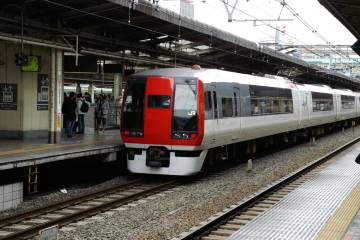 Tåget Narita Express vid perrongen.