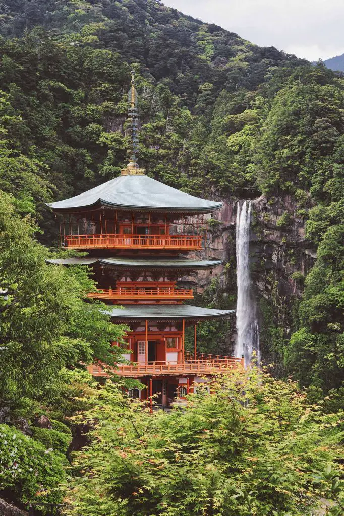 En pagoda, tillhörande ett tempel i Japan, djupt inne i bergen.
