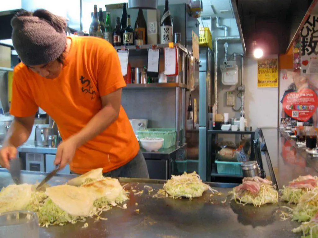 Okonomiyaki på restaurang
