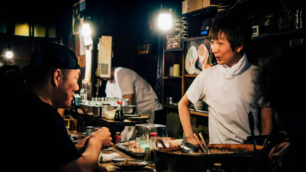 Se när dom lagar mat på resturangen - Omoide Yokocho i Shinjuku, Tokyo