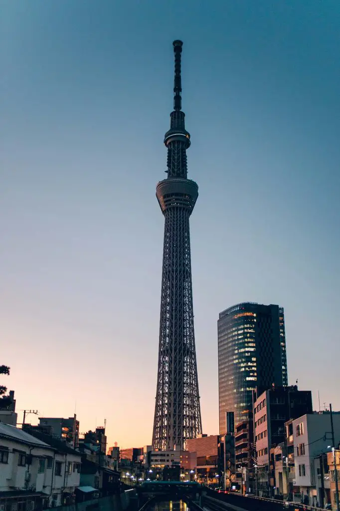 Tokyo skytree i skymningen.