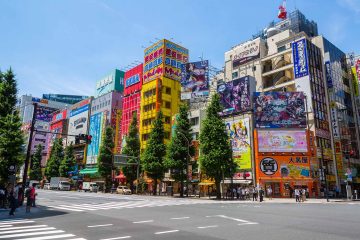 Huvudgatan i Akihabara har många färgglada hus fyllda med spelhallar och elektronikbutiker