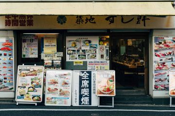 Sushi Restaurang i Japan med menyer utanför